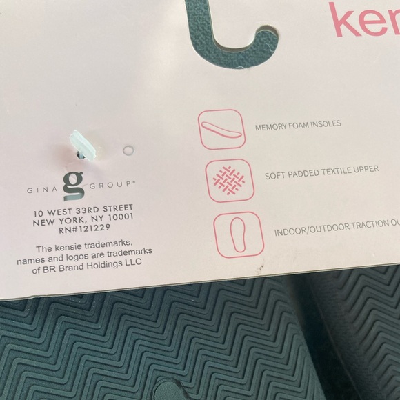 NWT Kensie Black Fuzzy Winking Smiley Face Houseshoe Slippers Size 9 Large - Picture 6 of 7